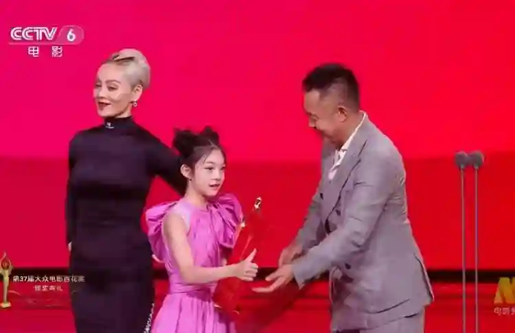 为什么赵丽颖不合群被夸刘亦菲不合群被骂？外交部的评价一针见血
