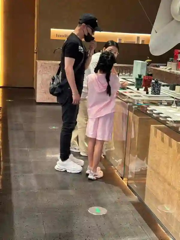 网友偶遇汪峰街头暖心带娃：左右牵娃，幸福满溢