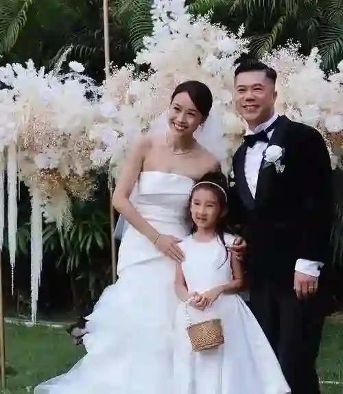 许志安和郑秀文在香港街头被偶遇！郑秀文眼睛肿胀紧挽许志安手臂
