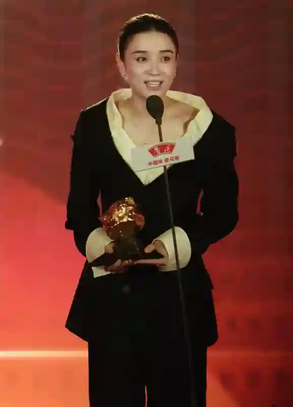 中国电影导演之夜：宋佳满分贵气，刘雨昕造型怪，周笔畅你穿的啥