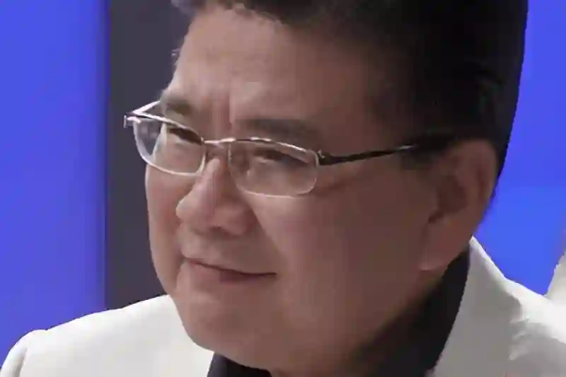 “九转大肠”曹可凡：揩油姜妍、抢C位，吃相实在太难看了