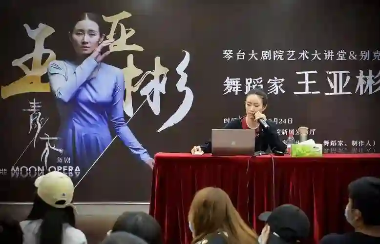 离开赵本山17年后，41岁的“王小蒙”王亚彬，已经走上另一条大道