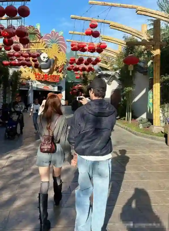 姜潮一家去环球影城，麦迪娜又瘦又高不像二孩妈，3岁女儿成团宠