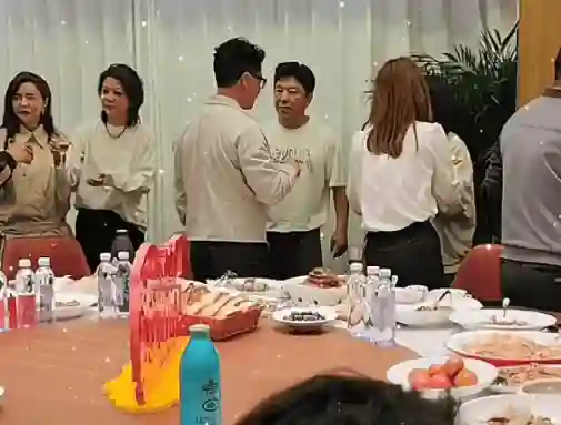 51岁黄渤回家探亲，脸上化浓妆网红感十足，看着年轻秒变小鲜肉