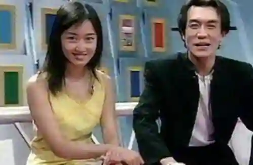 她24岁主持春晚，传两个男人为她离婚，如今49岁被宠成了公主
