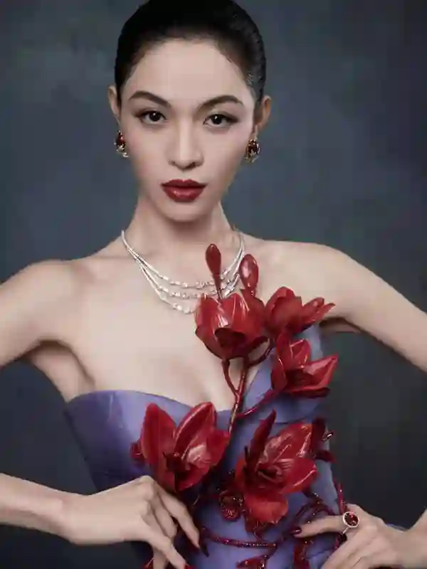 钟楚曦展示“紫色美学”：抹胸裙勾勒曲线，乌发红唇诠释高定级雍容