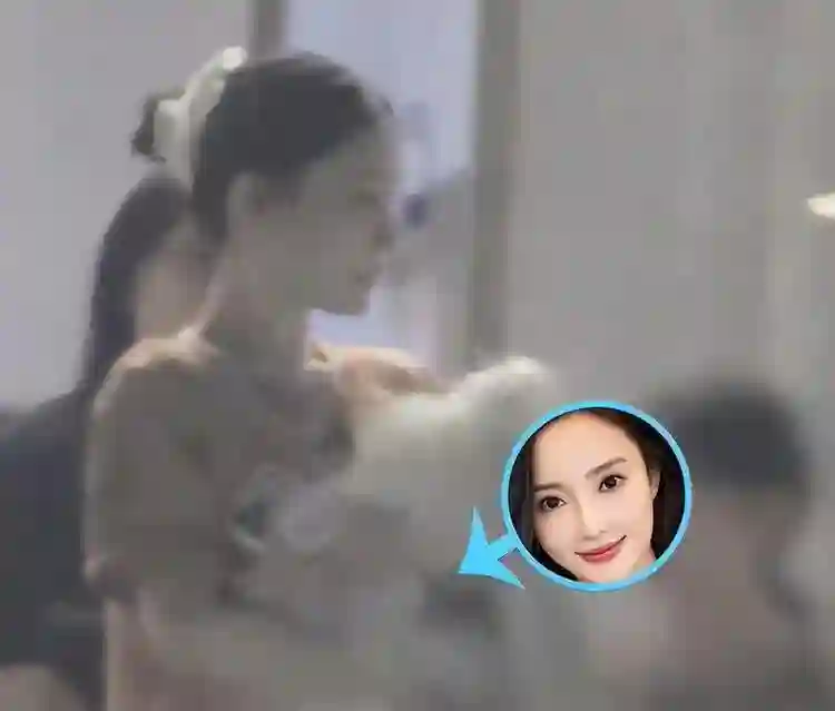 霍思燕李小璐带娃聚餐，甘薇离婚后笑容满面，三人全开百万豪车