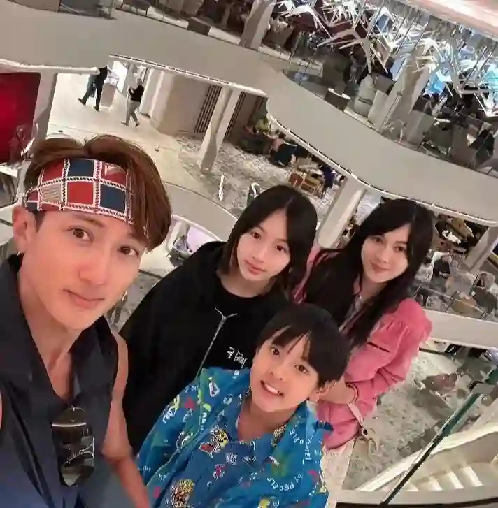 吴尊一家坐8层邮轮度假，在船上打网球，开卡丁车，14岁女儿超美