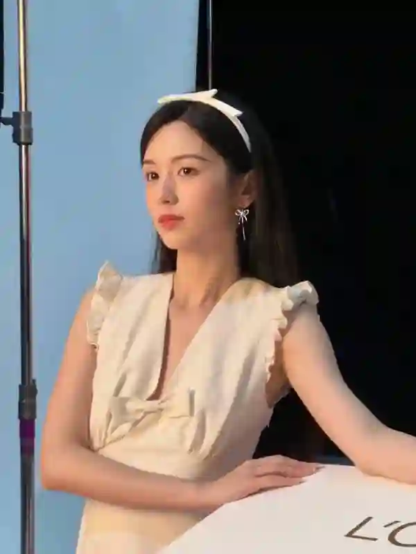 周也晒蝴蝶结写真 黑发粉唇演绎少女浪漫感