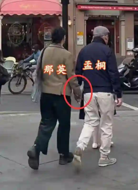 57岁那英在伦敦过521，与老公孟桐手牵手约会，老夫老妻超恩爱