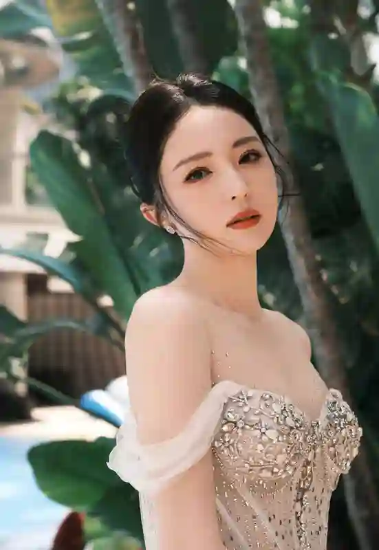 董璇泳池畔饮椰水笑容灿烂，一袭礼裙勾勒曼妙身姿尽显惬意
