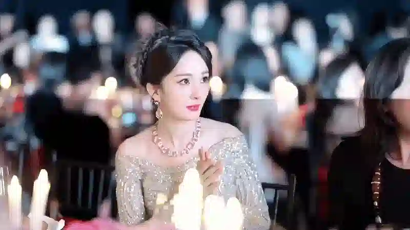 红毯幕后揭秘，孙俪神似胡曼黎，杨幂状态略显狼狈，吴谨言完美扛住