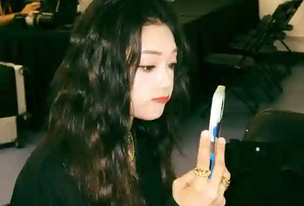 希林娜依高五一随拍分享，亮片包臀裙装扮让她如星光般璀璨