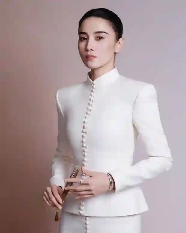 宋佳白礼服造型尽显成熟优雅，淡然眼神衬从容佳态
