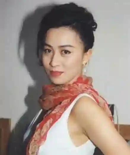 关之琳与刘嘉玲5次“宫斗”，叱咤情场30年，关之琳“输了”