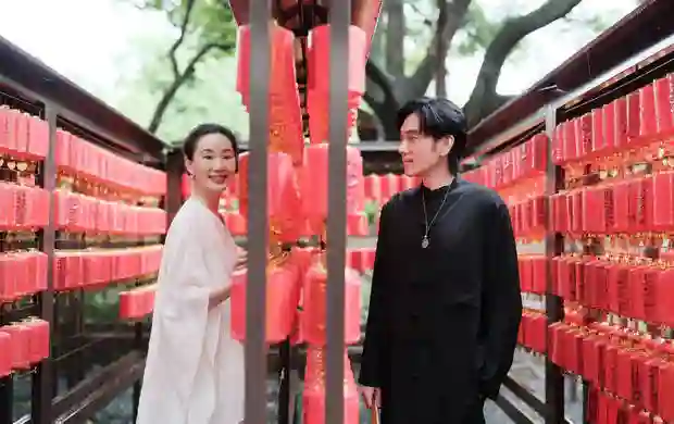 林依轮分享与妻子西华30周年合影！同框笑容温馨治愈，岁月不败恩爱真情