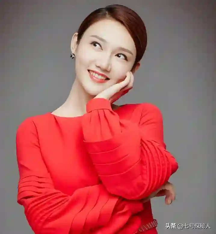 至今未嫁的4位央视女主持，个个情史干净，最大52岁最小35岁