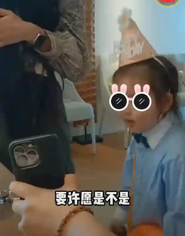 郭碧婷给儿子办三岁生日宴，向佐缺席，布置简陋，儿子正脸曝光
