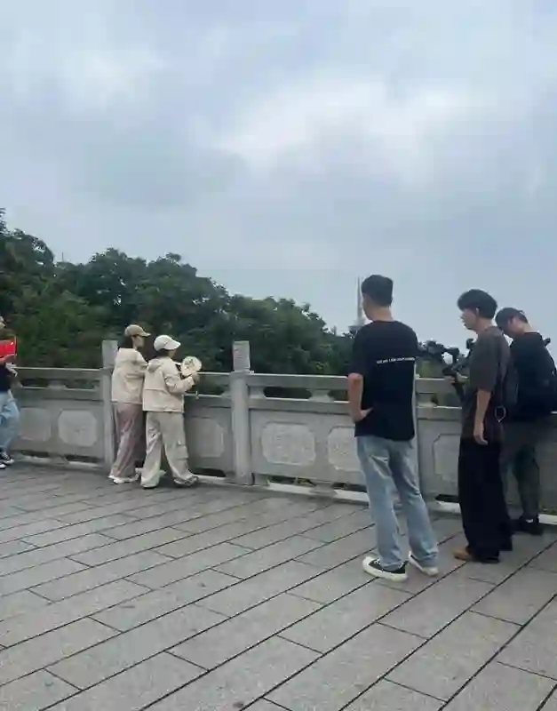 谢娜精力真旺盛，两天飞两地赶录节目，一口气爬200米山坡真厉害