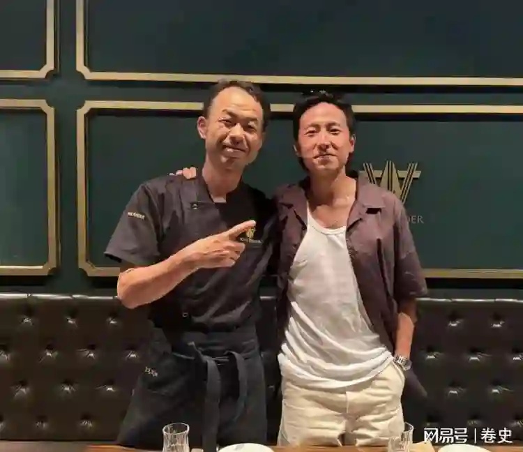 吴千语和老公在韩国吃烤肉，施伯雄身材好壮硕，整个人沧桑了好多