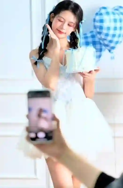 翁虹女儿近照曝光，17岁小水晶出落成大美女，比妈妈年轻时还养眼