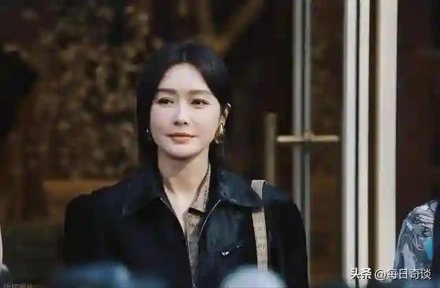 魏大勋爸爸接秦岚回家，不介意女方比儿子大10岁，仍满意这门亲事