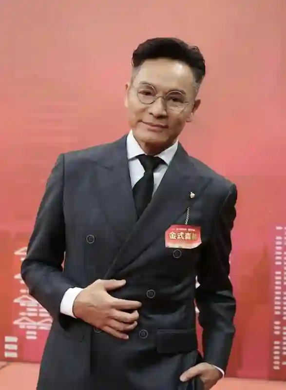 郭晋安搭上细37岁港姐冠军极致回春 虽60岁但惊人发量