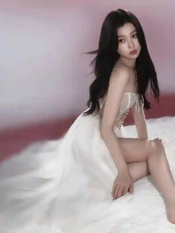 虞书欣抹胸白裙写真大方秀长腿，身姿曼妙甜度超标