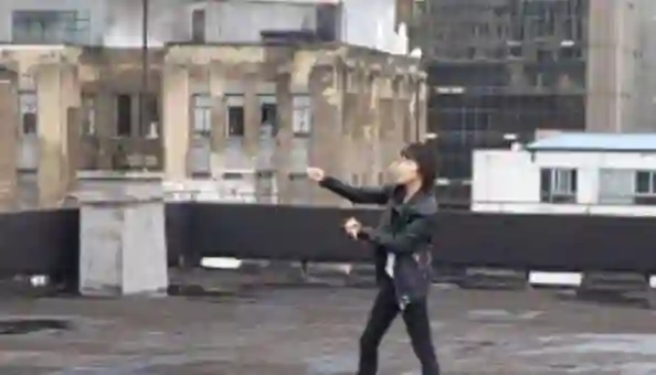 伊能静儿子穿肚兜逛街，网友：生儿变育女，庾澄庆：快乐就好