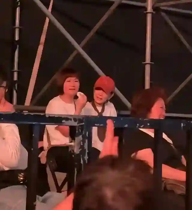 Selina和Ella去看Hebe演唱会，SHE变相再合体，Selina感动落泪