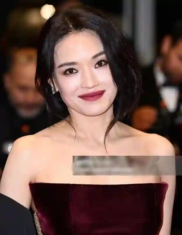 49岁舒淇状态太牛！戛纳生图吊打00花，跟周冬雨李庚希同框赢麻了
