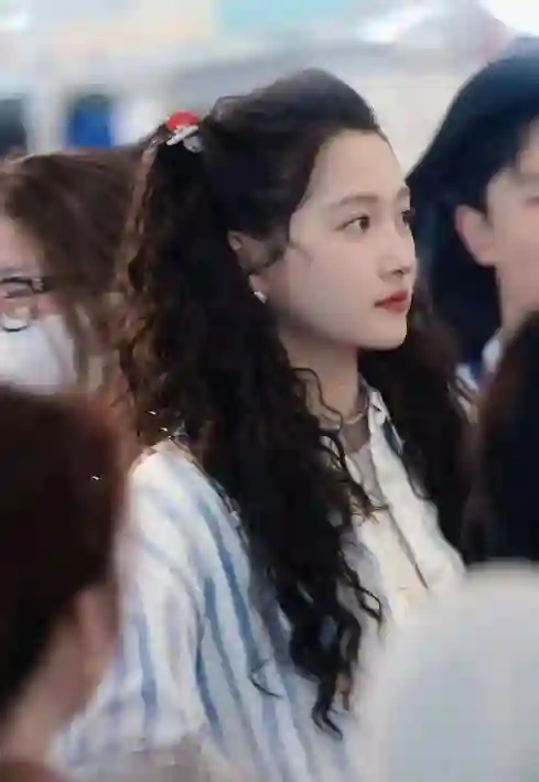 关晓彤脱离美颜滤镜 ，嘴角纹、法令纹严重，给人又老又年轻的感觉