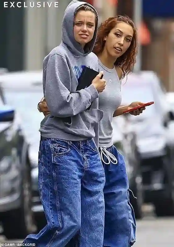 朱莉皮特19岁亲生女光脚现身，被曝已和恋人同居，“令妈妈心碎”