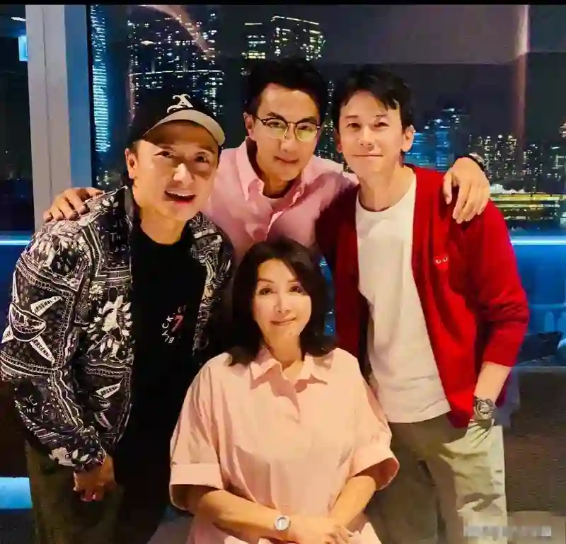 刘恺威回香港参加聚会心情好，50岁年轻似小伙，杨幂前几日也赴港