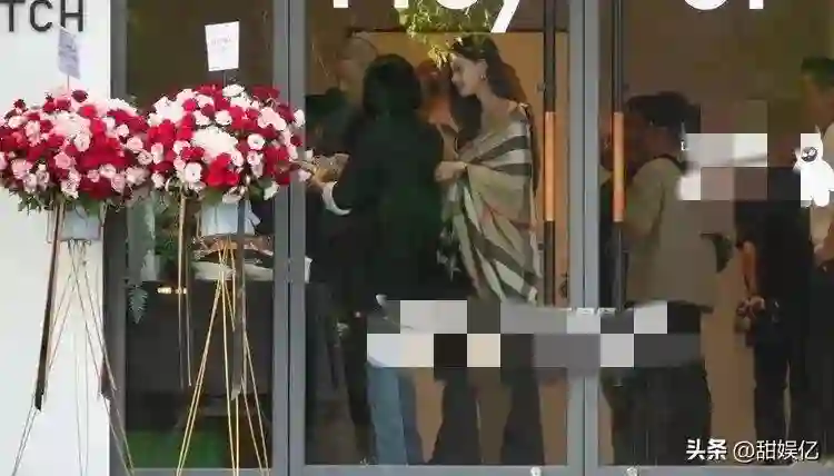 今日，许雅钧夫妇捧场二女儿个人艺术展，小S笑容满面，消瘦不少