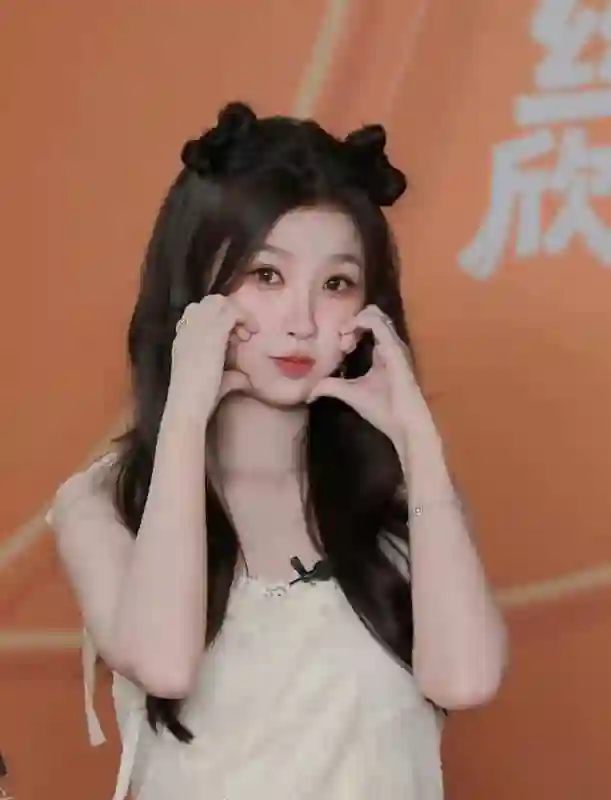虞书欣蝴蝶结猫耳造型甜度超标！对镜比心嘟嘴萌化少女感拉满
