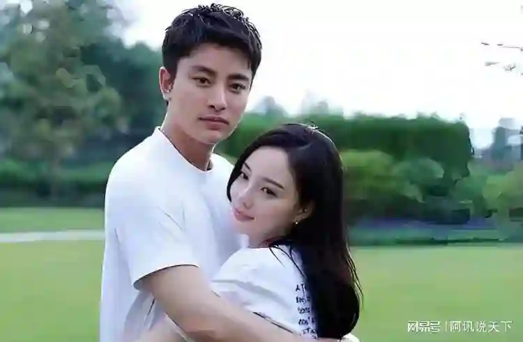 离婚六年后，贾乃亮和李小璐首次甜蜜游玩，或将为孩子重新复合