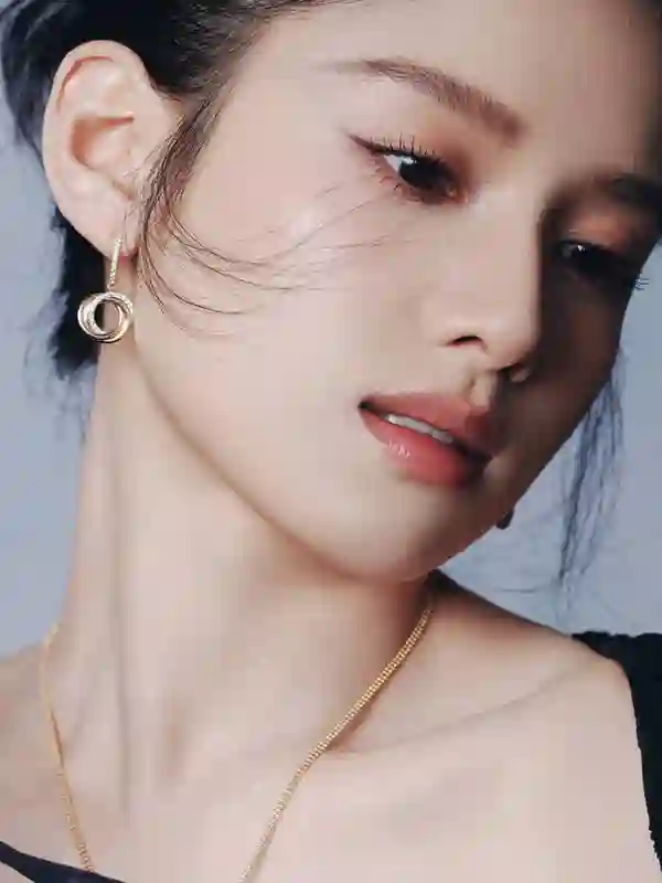 张婧仪身着黑色流苏长裙亮相华表奖，肌肤细腻光滑气质超绝