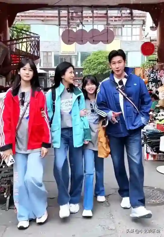 陆毅鲍蕾一家四口甜蜜出游，两个宝贝女儿颜值爆表，太可爱了