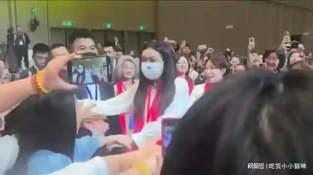 58岁王祖贤在无锡，眼皮浮肿像刀刻，出席活动被夹道欢迎，人气高