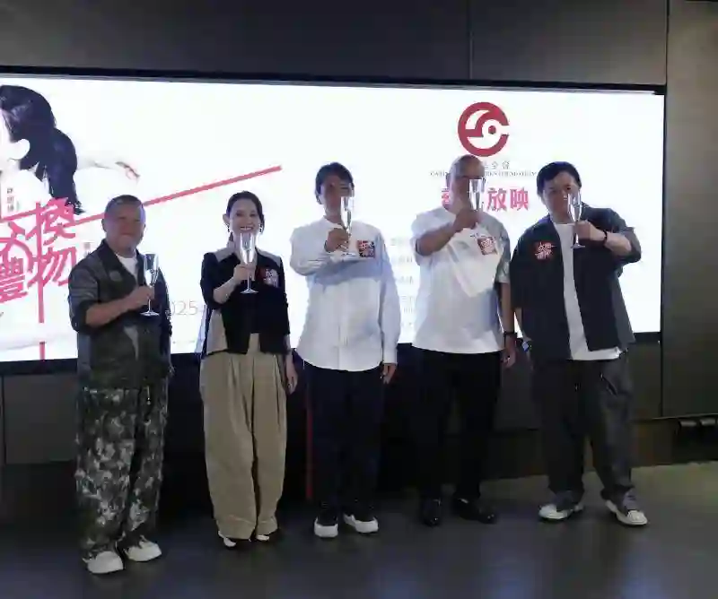 曾宝仪与男友同框曾志伟，20年同居未婚，曾志伟无奈回应