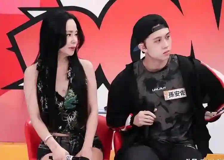 曾脚踢蓝洁瑛，暴打王耀庆，称打谁谁红，某“天后”的狗血人生