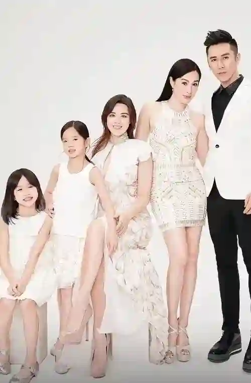 张伦硕有分寸，大女儿张敏钧在他面前穿抹胸，他只和钟丽缇对视