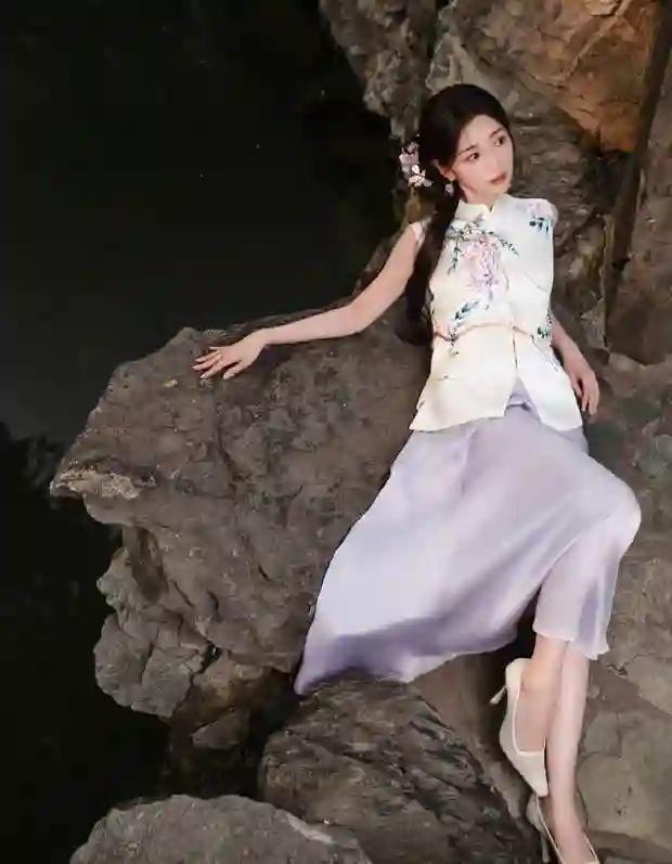 毛晓彤无袖中式上衣配紫缎半裙 东方古韵惊艳出尘