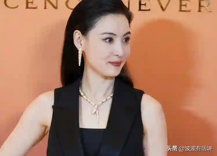 大儿子18岁，二儿子15岁，小儿子7岁，如今45岁依旧美得很惊艳！