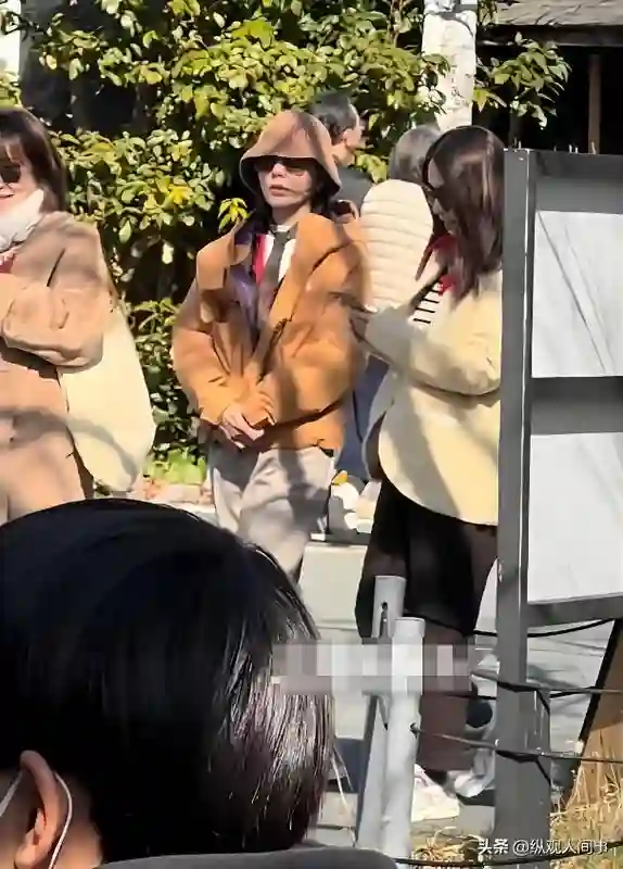 陈嘉桦日本被偶遇，双腿跪着喂儿子吃面，穿着清凉露内衣毫不在意