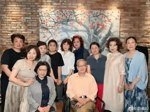 刘嘉玲晒苏州同学照，一起庆祝60岁，她的老师同学们都保养的很好