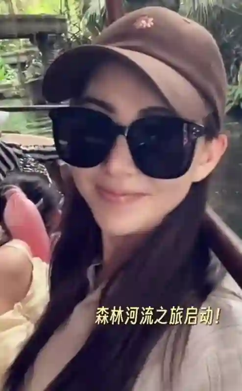 昆凌携三萌娃畅游迪士尼！为大女儿海瑟薇打造 10 岁童话生日宴