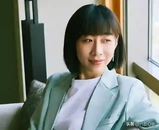 两年婚姻一年出轨，将前夫当小丑，“一尿”成名的她凭啥三封天后