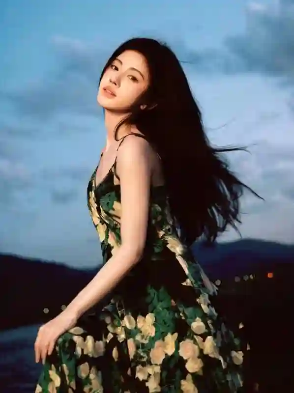 鞠婧祎穿墨绿色玫瑰长裙如画中人！吊带设计衬雪肌，清纯感溢出屏幕